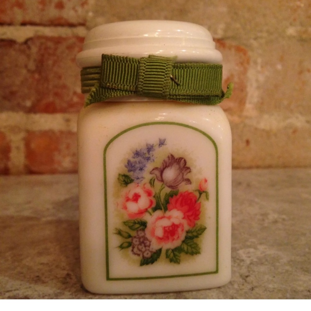 238. Vintage 1971 Avon Country Garden 1.25 oz. Jar